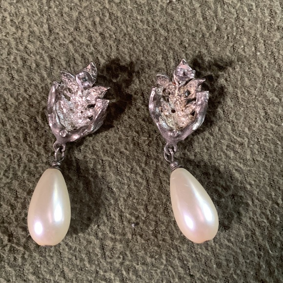 Vintage looking faux pearl and diamond earrings. - Picture 2 of 4